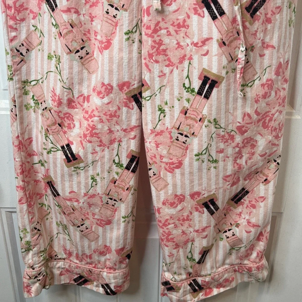 8 Oak Lane Ladies Pink Pajamas with Fun Nutcracker Christmas Print.‎ Size XS/S.